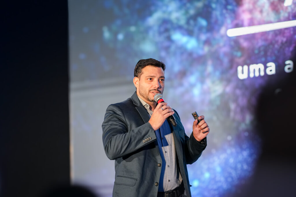 Paulo Spricigo palestrando sobre Do Controller ao CFO: da técnica ao impacto real no Controllers Summit 2025